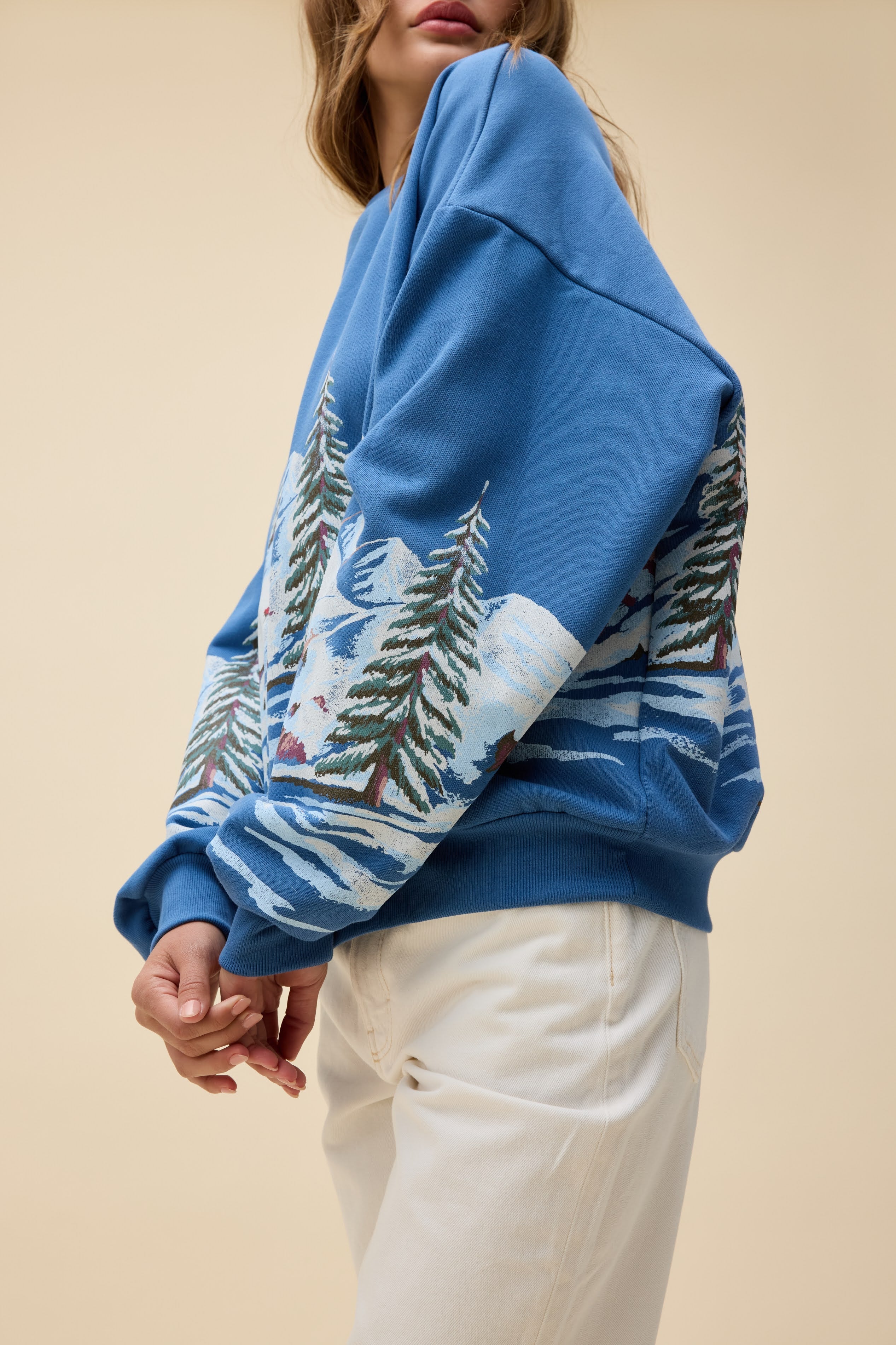 Alpine Ski Scene Oversized Crew Sweatshirt | Daydreamer